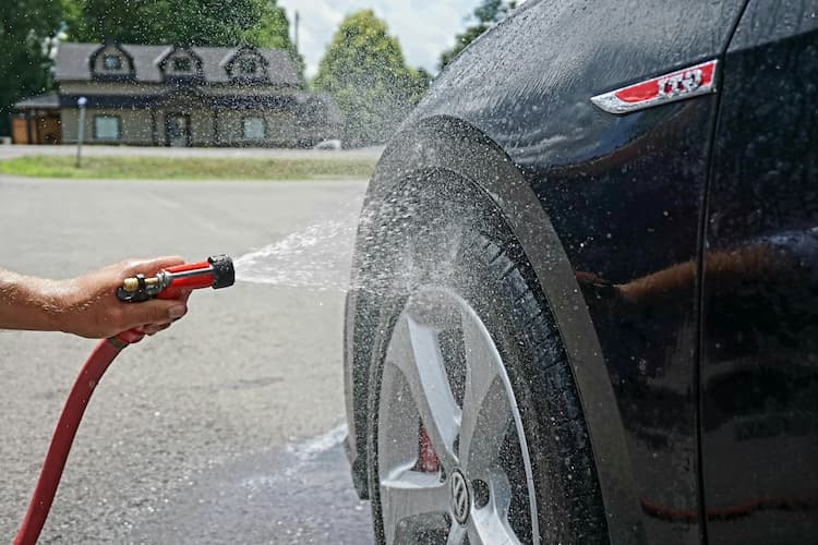 Echipa de la Yorkton Shine lucrând simultan la exteriorul și interiorul unei mașini